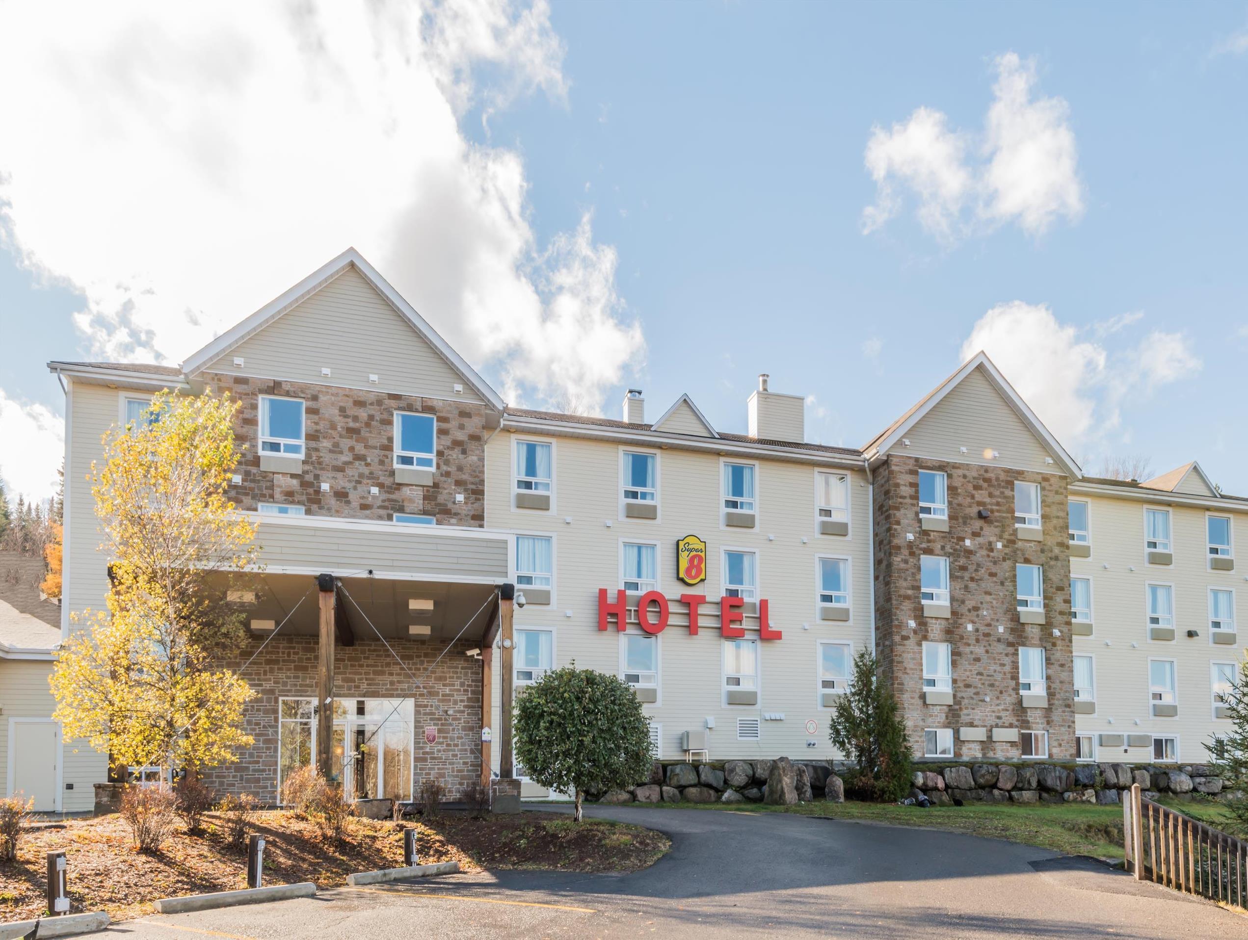 Super 8 By Wyndham Sainte Agathe Des Monts Hotel Exterior photo