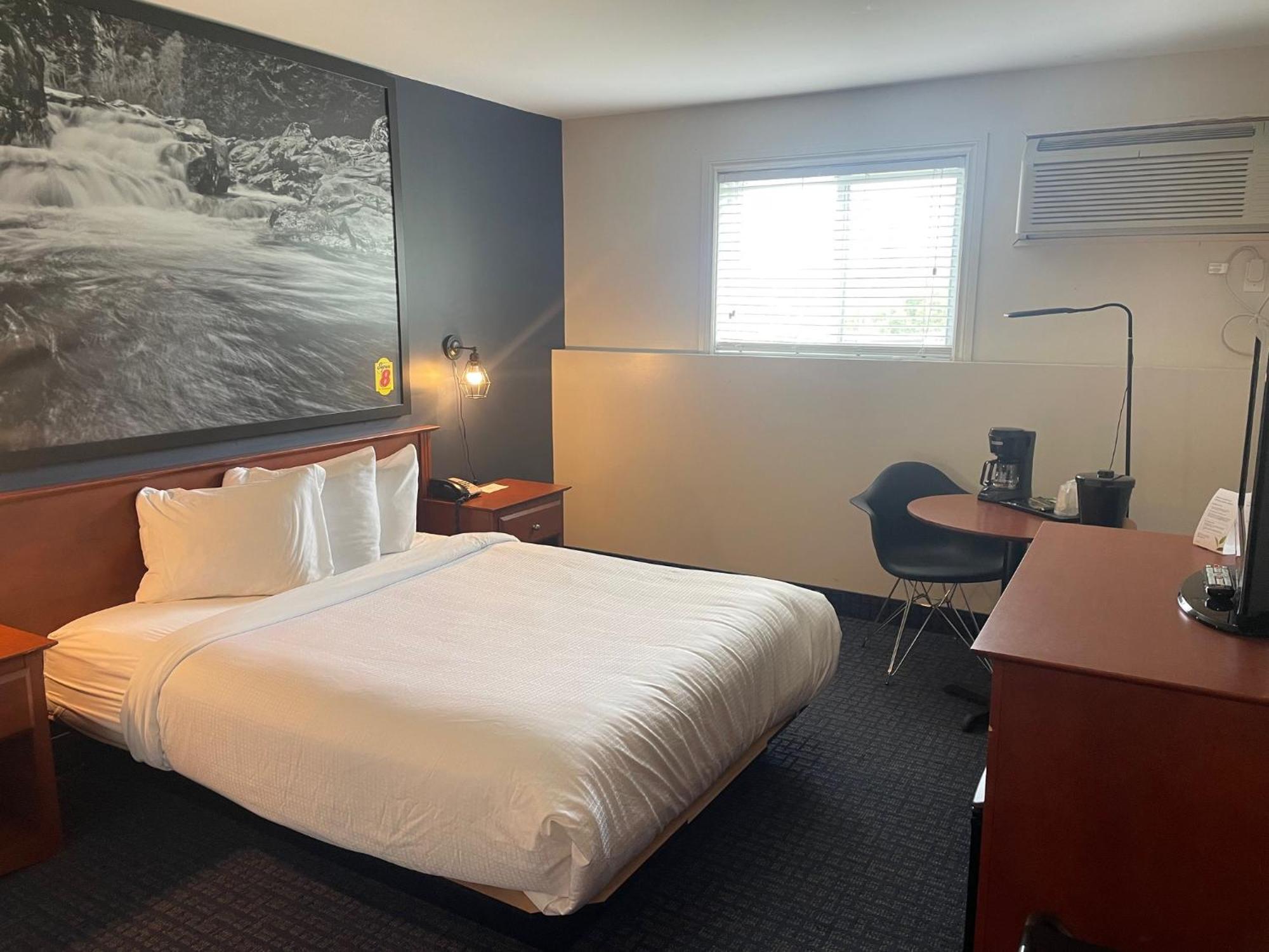 Super 8 By Wyndham Sainte Agathe Des Monts Hotel Exterior photo