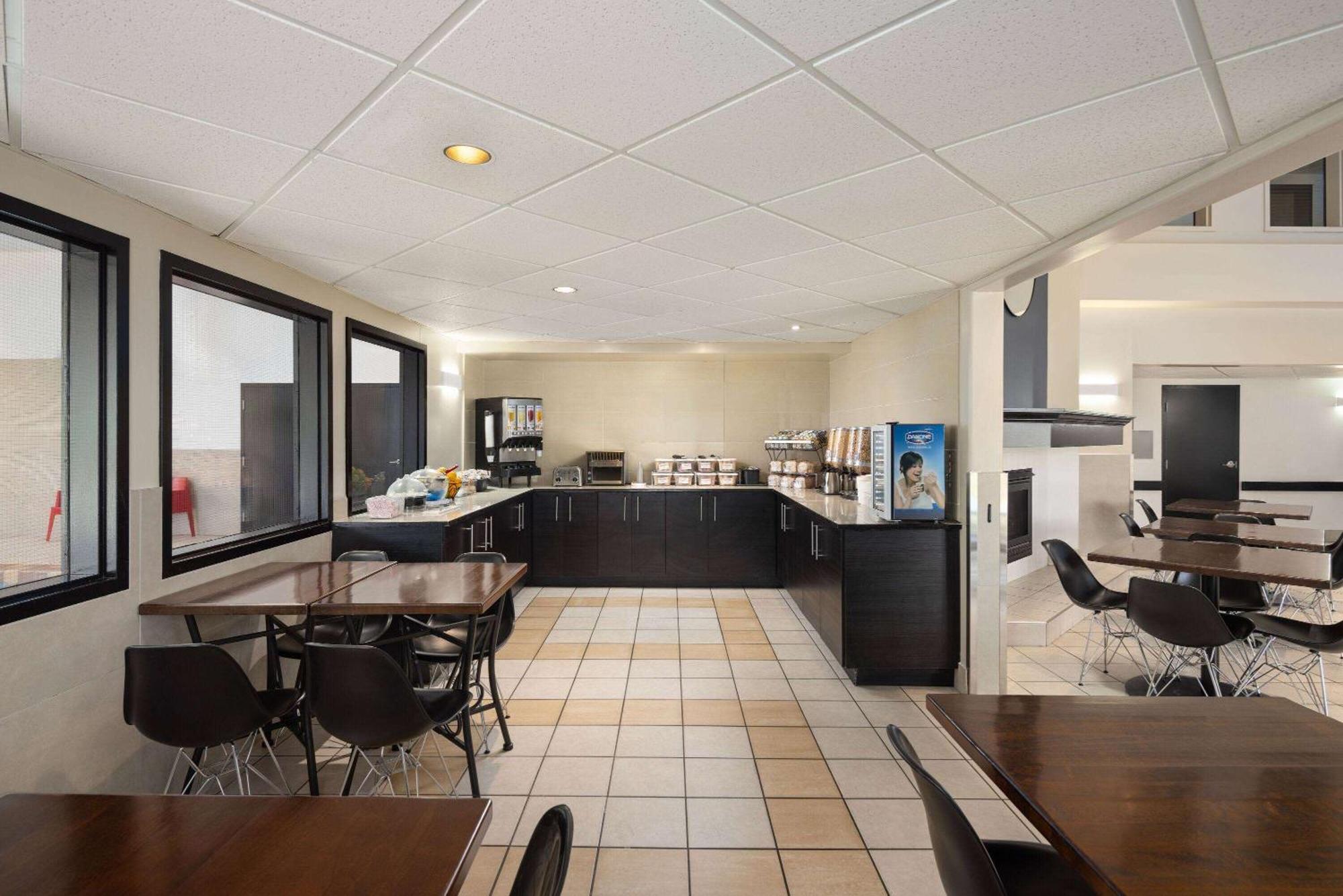 Super 8 By Wyndham Sainte Agathe Des Monts Hotel Exterior photo