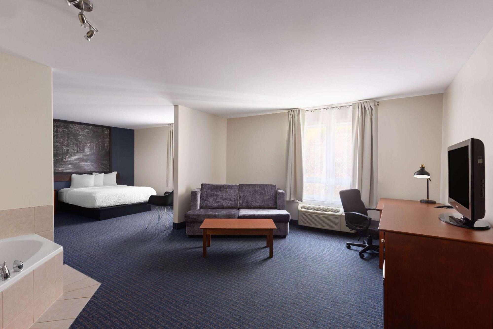 Super 8 By Wyndham Sainte Agathe Des Monts Hotel Exterior photo