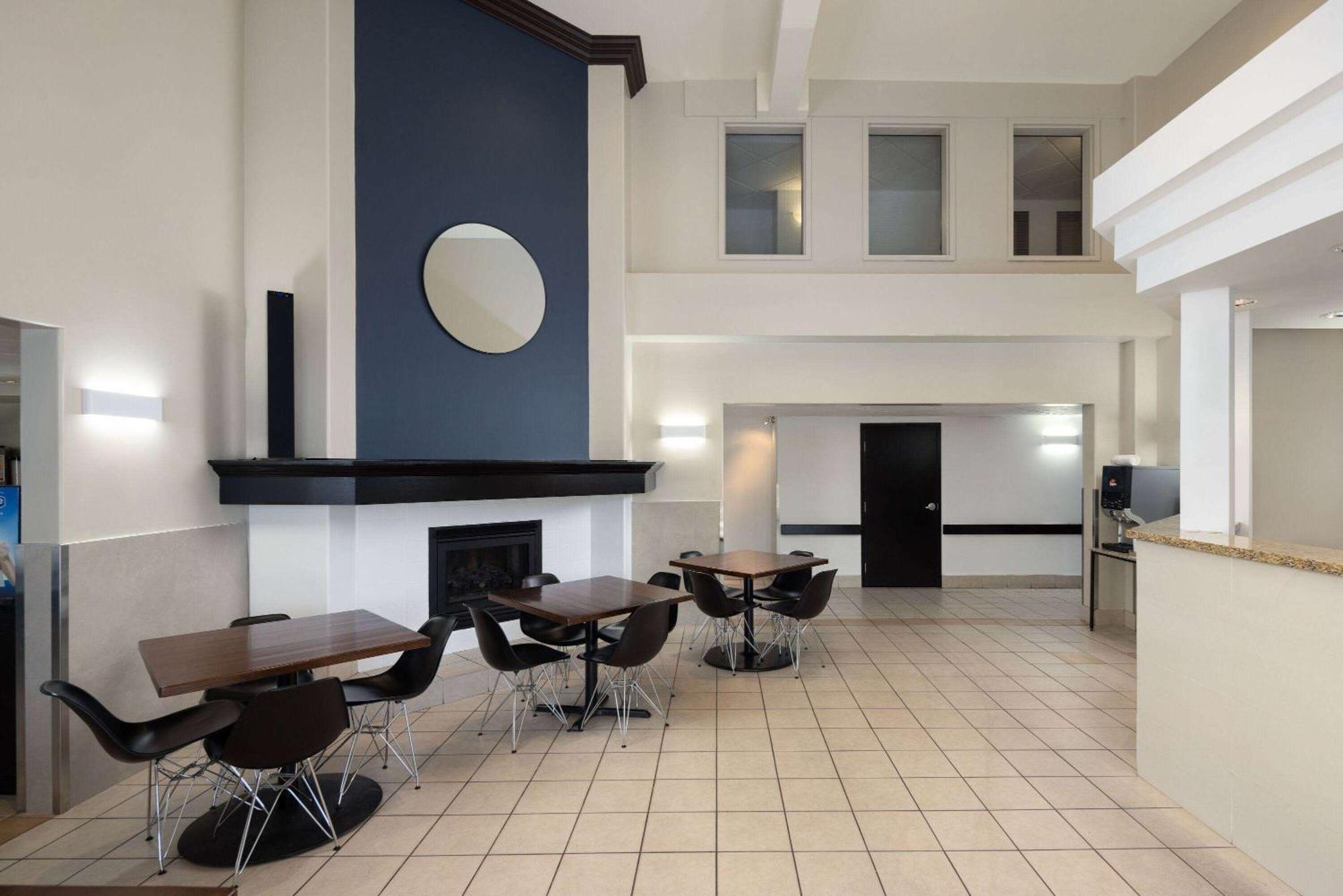 Super 8 By Wyndham Sainte Agathe Des Monts Hotel Exterior photo