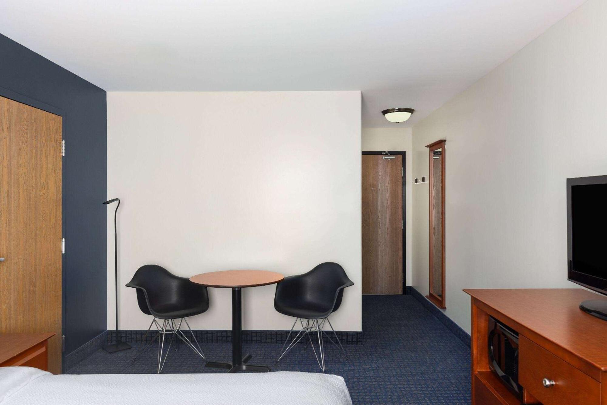 Super 8 By Wyndham Sainte Agathe Des Monts Hotel Exterior photo