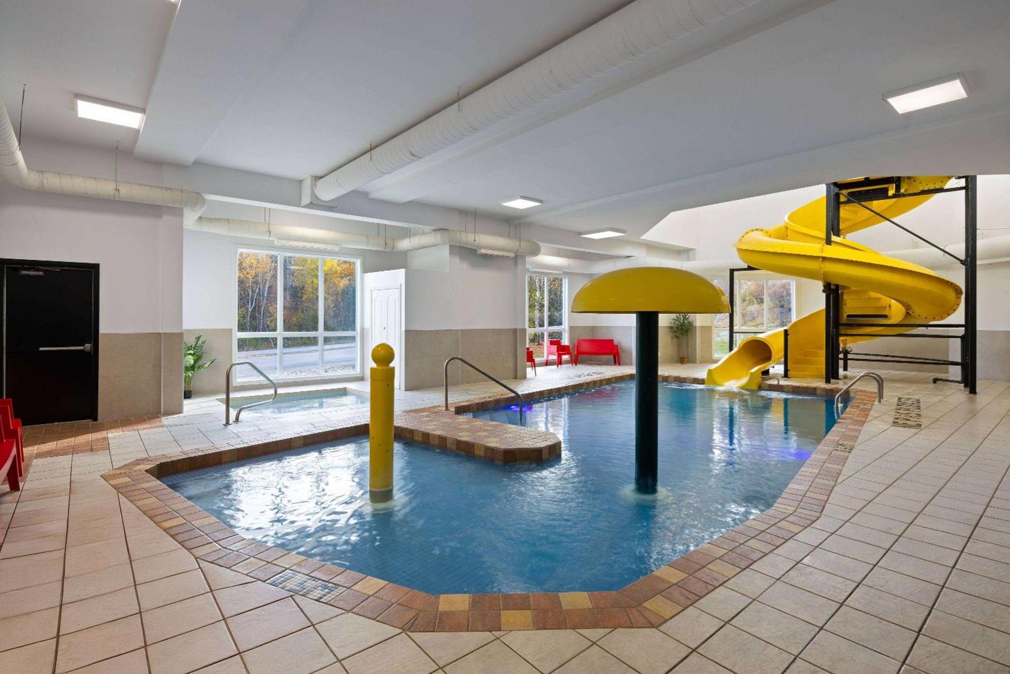 Super 8 By Wyndham Sainte Agathe Des Monts Hotel Exterior photo
